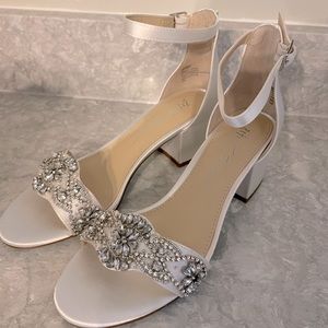 Brand new in box Betsy Johnson SB-Mel Shoe Womens size 6 in ivory